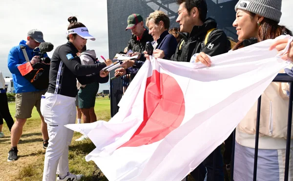 Korda desátá, Kousková mimo cut a ve vedení Yamashita. Na Women's Open úřadoval vítr