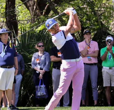 Rebel Rickie Fowler nenechal v bagu kámen na kameni. Výsledek je ohromující