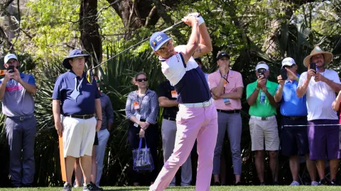 Rebel Rickie Fowler nenechal v bagu kámen na kameni. Výsledek je ohromující