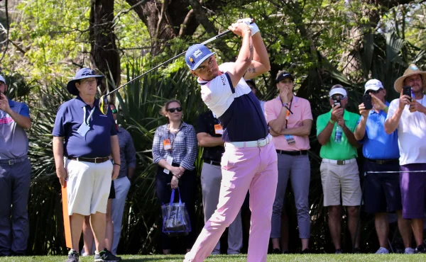 Rebel Rickie Fowler nenechal v bagu kámen na kameni. Výsledek je ohromující