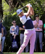 Rebel Rickie Fowler nenechal v bagu kámen na kameni. Výsledek je ohromující