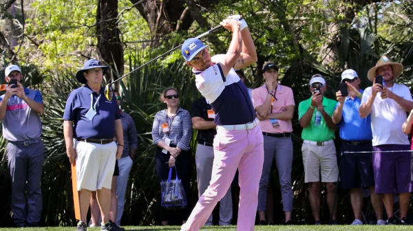 Rebel Rickie Fowler nenechal v bagu kámen na kameni. Výsledek je ohromující