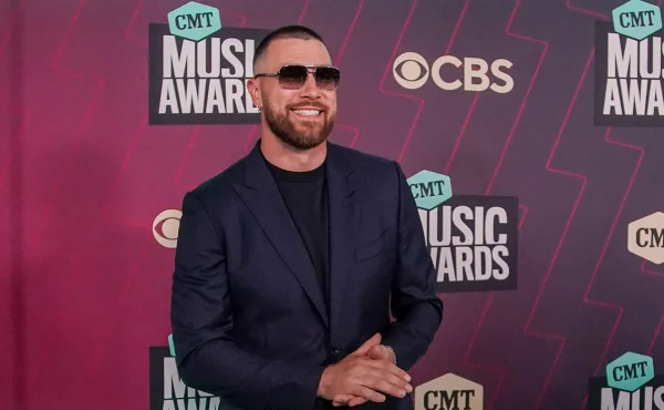 Hráč amerického fotbalu Travis Kelce svým odpalem ohromil i zpěvačku Taylor Swift