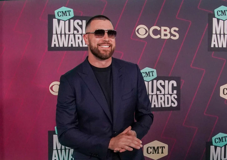 Hráč amerického fotbalu Travis Kelce svým odpalem ohromil i zpěvačku Taylor Swift