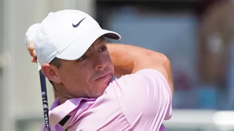 Video: Mcllroy zahrál eagle přímo z bunkru, přesto zaostává o 6 ran