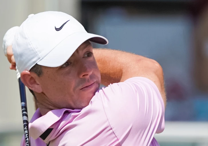 Video: Mcllroy zahrál eagle přímo z bunkru, přesto zaostává o 6 ran