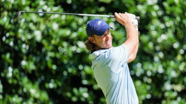 Video: Fleetwood trefil „slum dunk“ ze 158 metrů přímo do jamky, jako Jordan