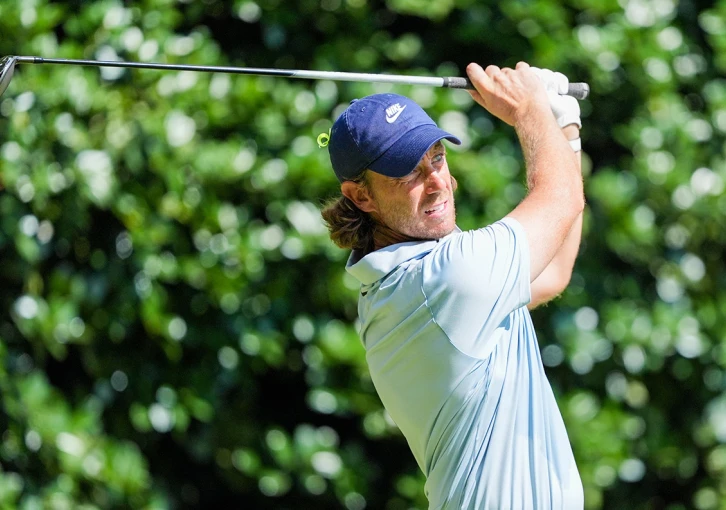 Video: Fleetwood trefil „slum dunk“ ze 158 metrů přímo do jamky, jako Jordan