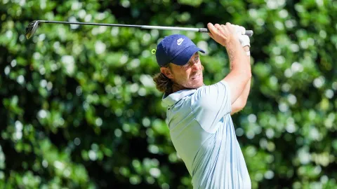 Video: Fleetwood trefil „slum dunk“ ze 158 metrů přímo do jamky, jako Jordan