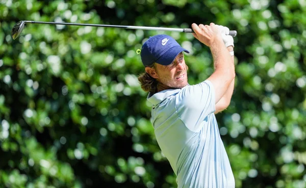 Video: Fleetwood trefil „slum dunk“ ze 158 metrů přímo do jamky, jako Jordan