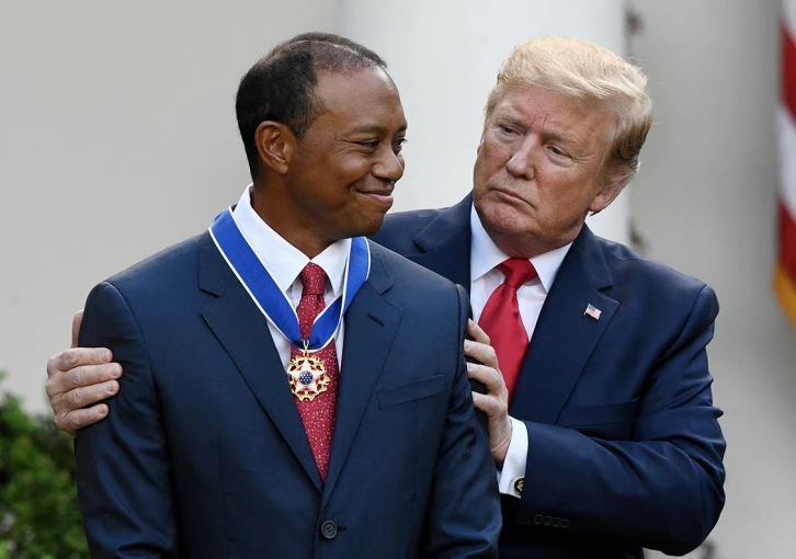Tiger Woods v Bílém domě. Trumpův plán na revoluci ve vysokoškolském sportu
