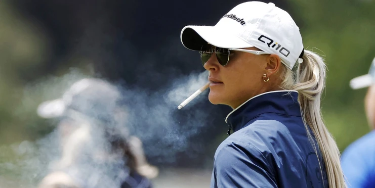 Královna greenu s cigaretou v ústech. Charley Hull velkolepě oslavila kulatiny
