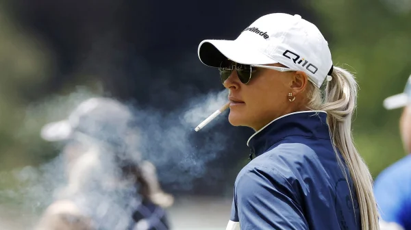 Královna greenu s cigaretou v ústech. Charley Hull velkolepě oslavila kulatiny