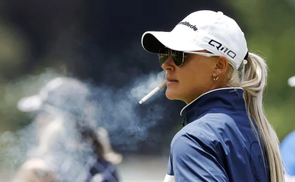 Královna greenu s cigaretou v ústech. Charley Hull velkolepě oslavila kulatiny