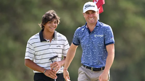 Justin Thomas označil syna Tigera Woodse za „fracka“. Skandál nebo přátelský vtip?