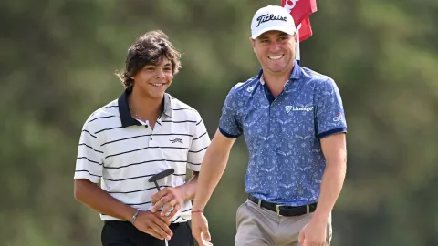 Justin Thomas označil syna Tigera Woodse za „fracka“. Skandál nebo přátelský vtip?