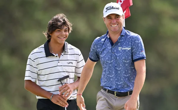 Justin Thomas označil syna Tigera Woodse za „fracka“. Skandál nebo přátelský vtip?