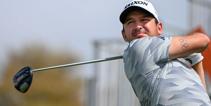 Golfový milionář si hledá na PGA manželku. Jeho caddie nosí inzerát na zádech