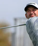 Golfový milionář si hledá na PGA manželku. Jeho caddie nosí inzerát na zádech