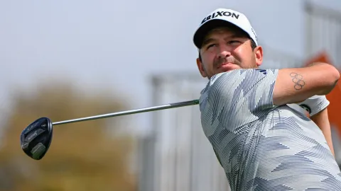 Golfový milionář si hledá na PGA manželku. Jeho caddie nosí inzerát na zádech