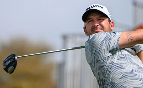 Golfový milionář si hledá na PGA manželku. Jeho caddie nosí inzerát na zádech