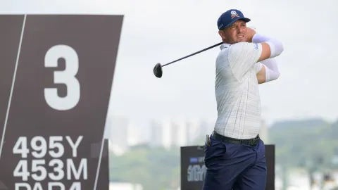 Video: Komediální pád DeChambeaua obletěl svět. Zastínila ho tragédie na PGA.