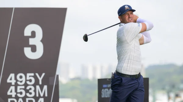 Video: Komediální pád DeChambeaua obletěl svět. Zastínila ho tragédie na PGA.