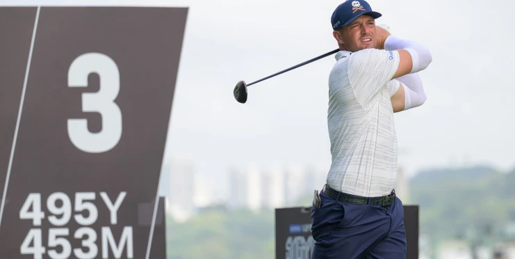 Video: Komediální pád DeChambeaua obletěl svět. Zastínila ho tragédie na PGA.