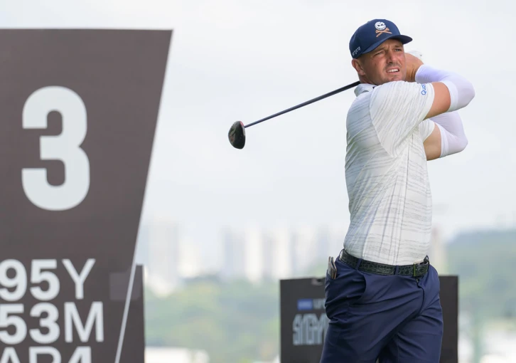 Video: Komediální pád DeChambeaua obletěl svět. Zastínila ho tragédie na PGA.