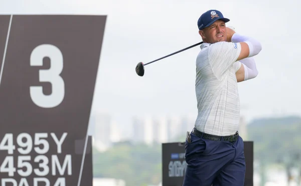 Video: Komediální pád DeChambeaua obletěl svět. Zastínila ho tragédie na PGA.