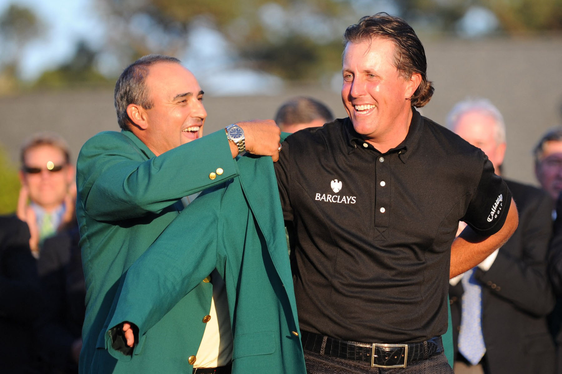 Phil Mickelson přebírá zelené sako šampiona The Masters 2010 od Angel Cabrery