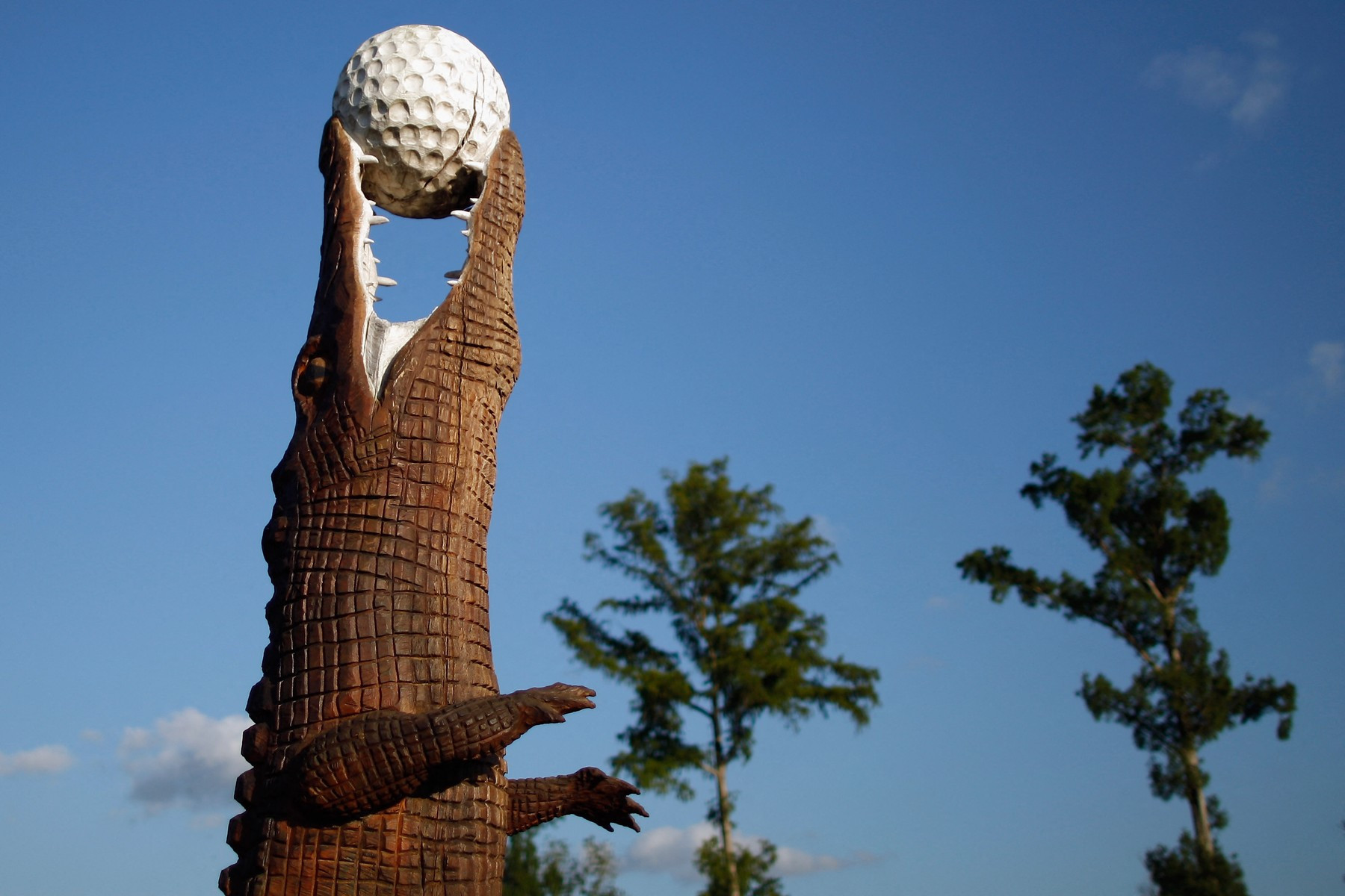 Dominantou hřiště TPC Louisiana v Avondale je dřevěná socha aligátora s golfovým míčkem v tlamě