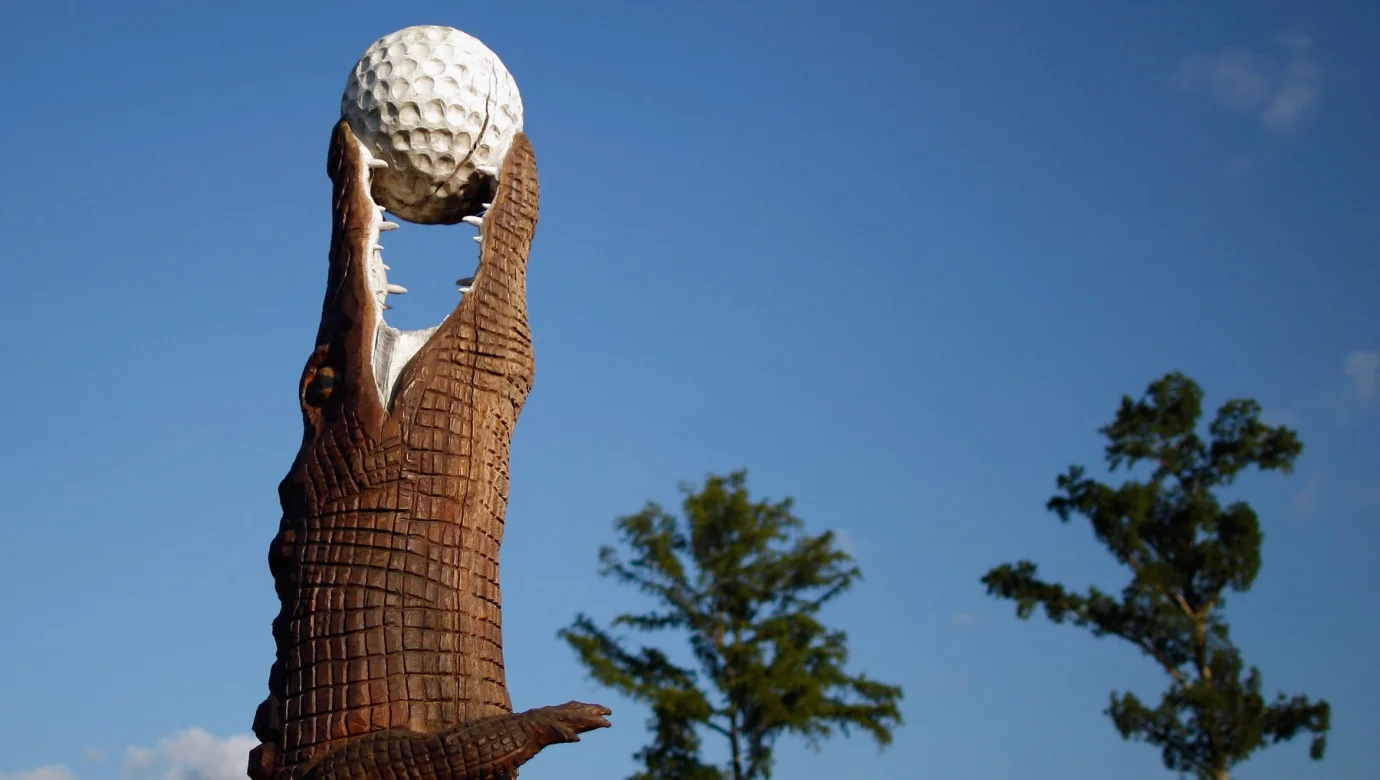 Dominantou hřiště TPC Louisiana v Avondale je dřevěná socha aligátora s golfovým míčkem v tlamě