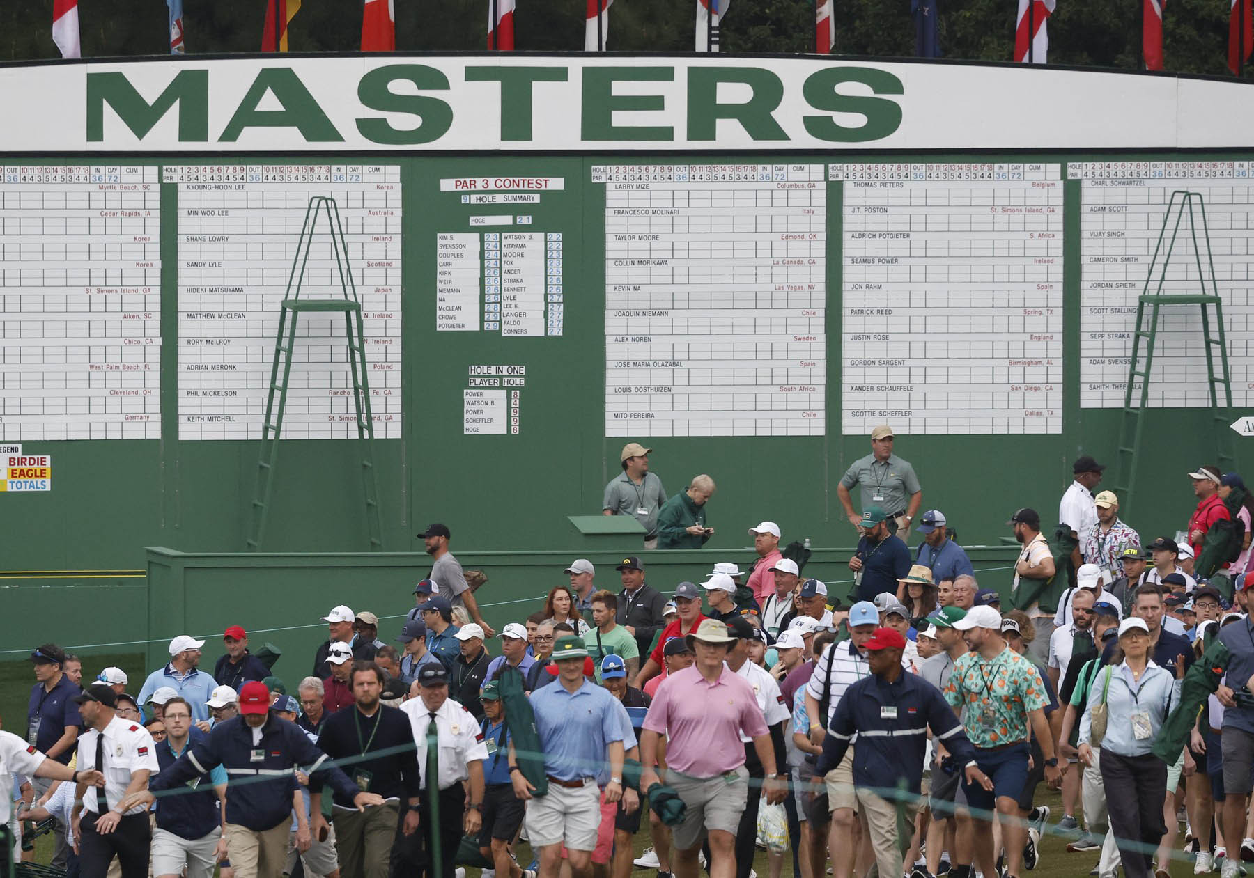 Členové a hosté přicházejí na slavnostní zahajovací ceremonii turnaje Masters v Augusta National Golf Club.