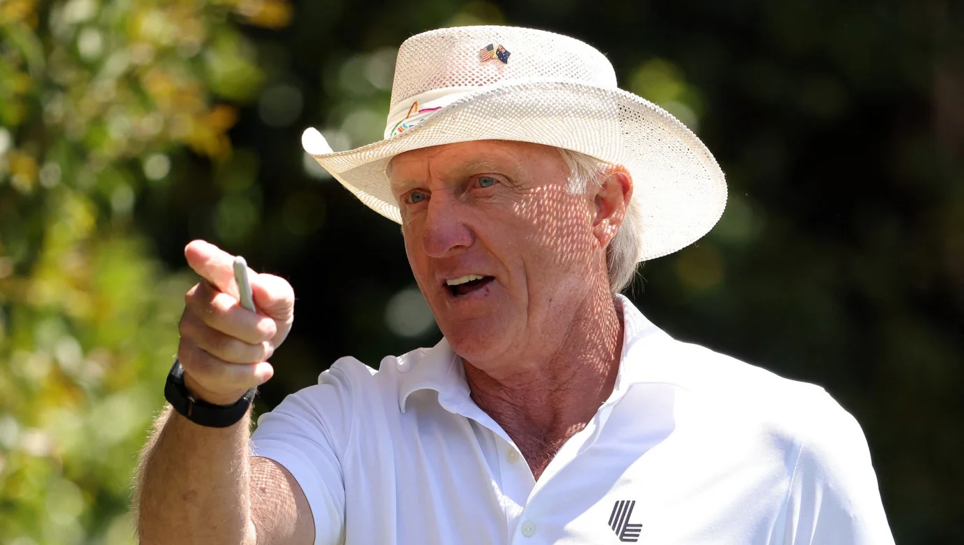 Greg Norman slibuje Siru Nicku Faldovi golfovou Watergate