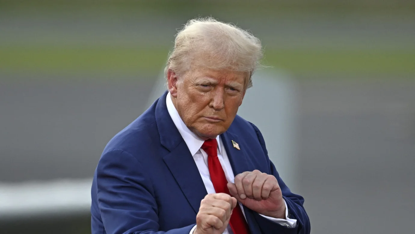 Trump si postavil zlatý pomník. Doral „zdobí“ monument ve stylu diktátorů