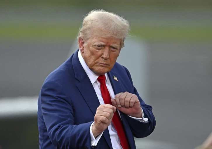 Trump si postavil zlatý pomník. Doral „zdobí“ monument ve stylu diktátorů