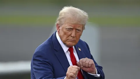 Trump si postavil zlatý pomník. Doral „zdobí“ monument ve stylu diktátorů