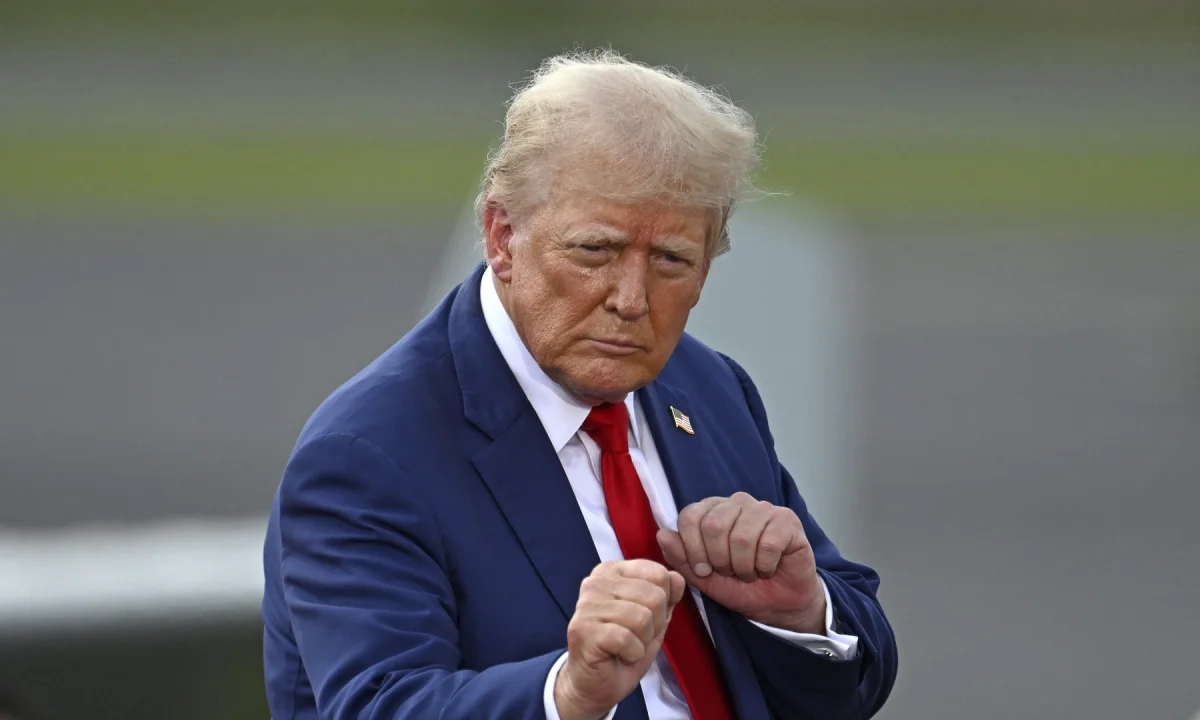 Trump si postavil zlatý pomník. Doral „zdobí“ monument ve stylu diktátorů