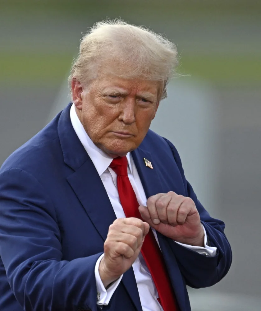 Trump si postavil zlatý pomník. Doral „zdobí“ monument ve stylu diktátorů