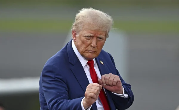 Trump si postavil zlatý pomník. Doral „zdobí“ monument ve stylu diktátorů