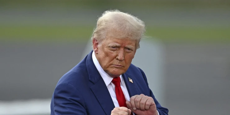 Trump si postavil zlatý pomník. Doral „zdobí“ monument ve stylu diktátorů