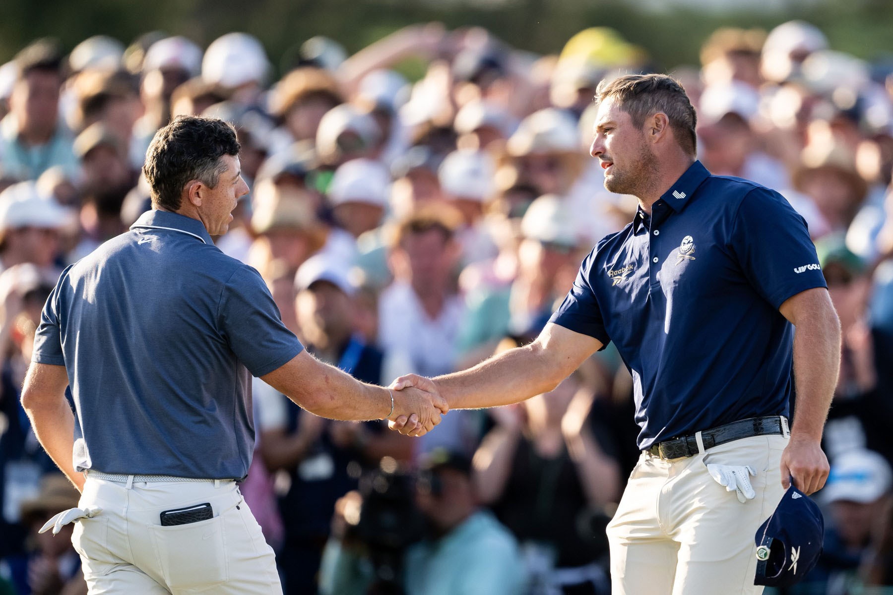 Rory McIlroy si podává ruku s Bryson DeChambeauem na osmnáctém greenu finálového kola The Masters 2025 v Augustě