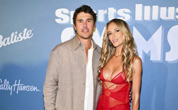 Jena Sims v plavkách. Sexy manželka golfisty Brookse Koepky ukázala své křivky