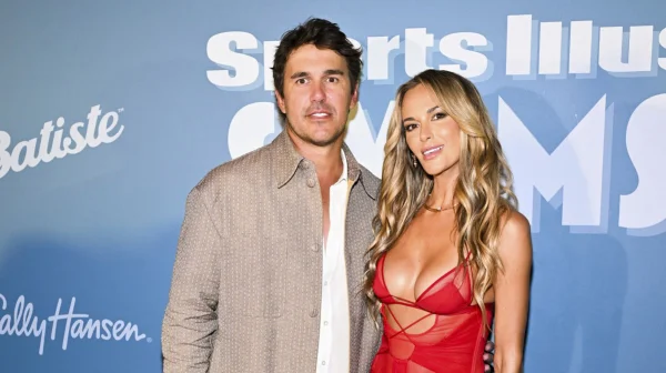Jena Sims v plavkách. Sexy manželka golfisty Brookse Koepky ukázala své křivky