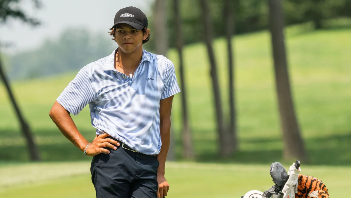 Stane se golf pro Charlieho Woodse útočištěm před dramatickými problémy jeho otce?