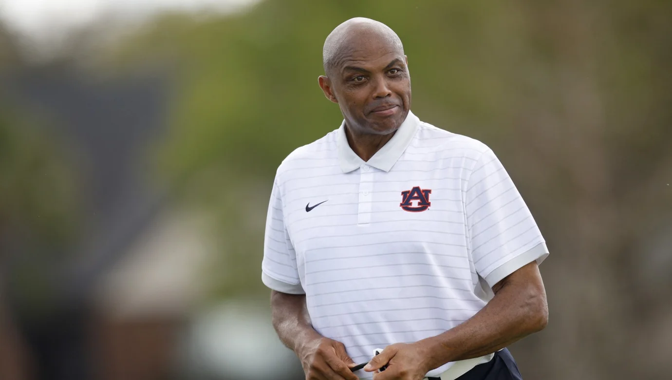 Charles Barkley hraje tréninkové kolo před turnajem Arnold Palmer Invitational.