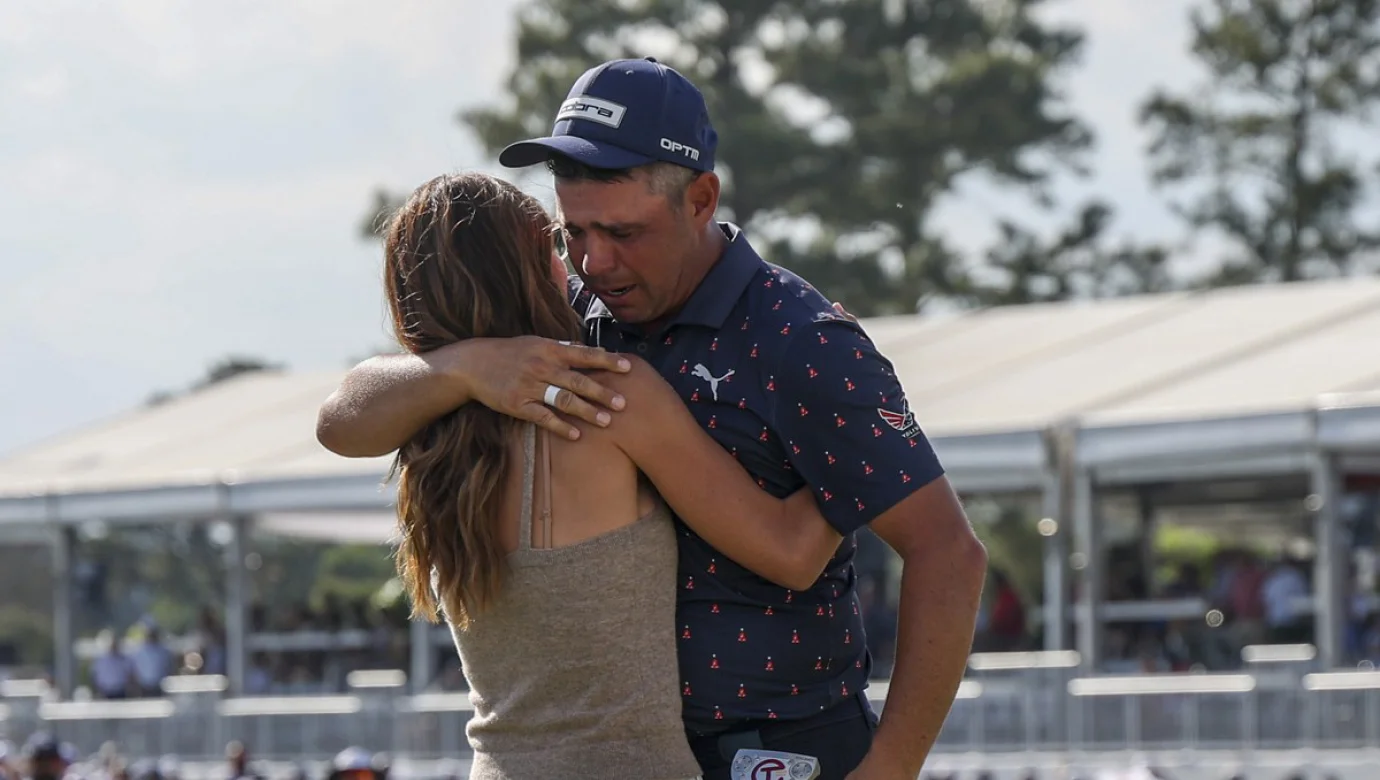 Manželka Gabby objímá Garyho Woodlanda (USA) po vítězství na Texas Children's Houston Open