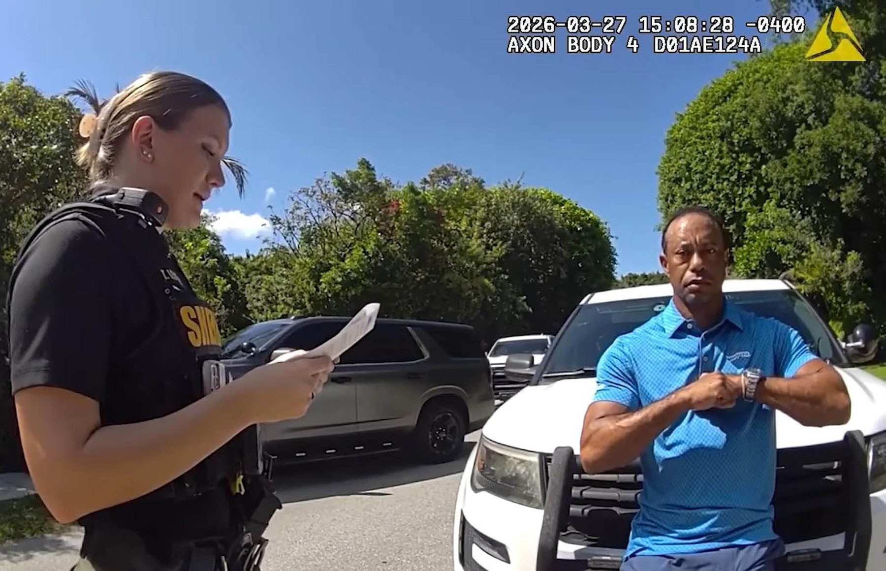 Na snímku z policejního záznamu, zveřejněného úřadem šerifa okresu Martin na Floridě, podstupuje Tiger Woods test střízlivosti