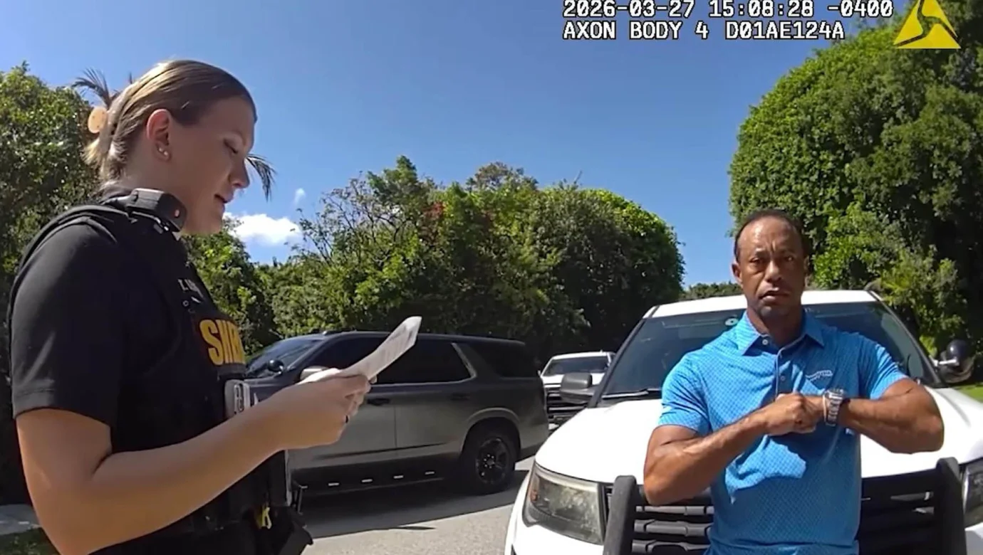 Na snímku z policejního záznamu, zveřejněného úřadem šerifa okresu Martin na Floridě, podstupuje Tiger Woods test střízlivosti